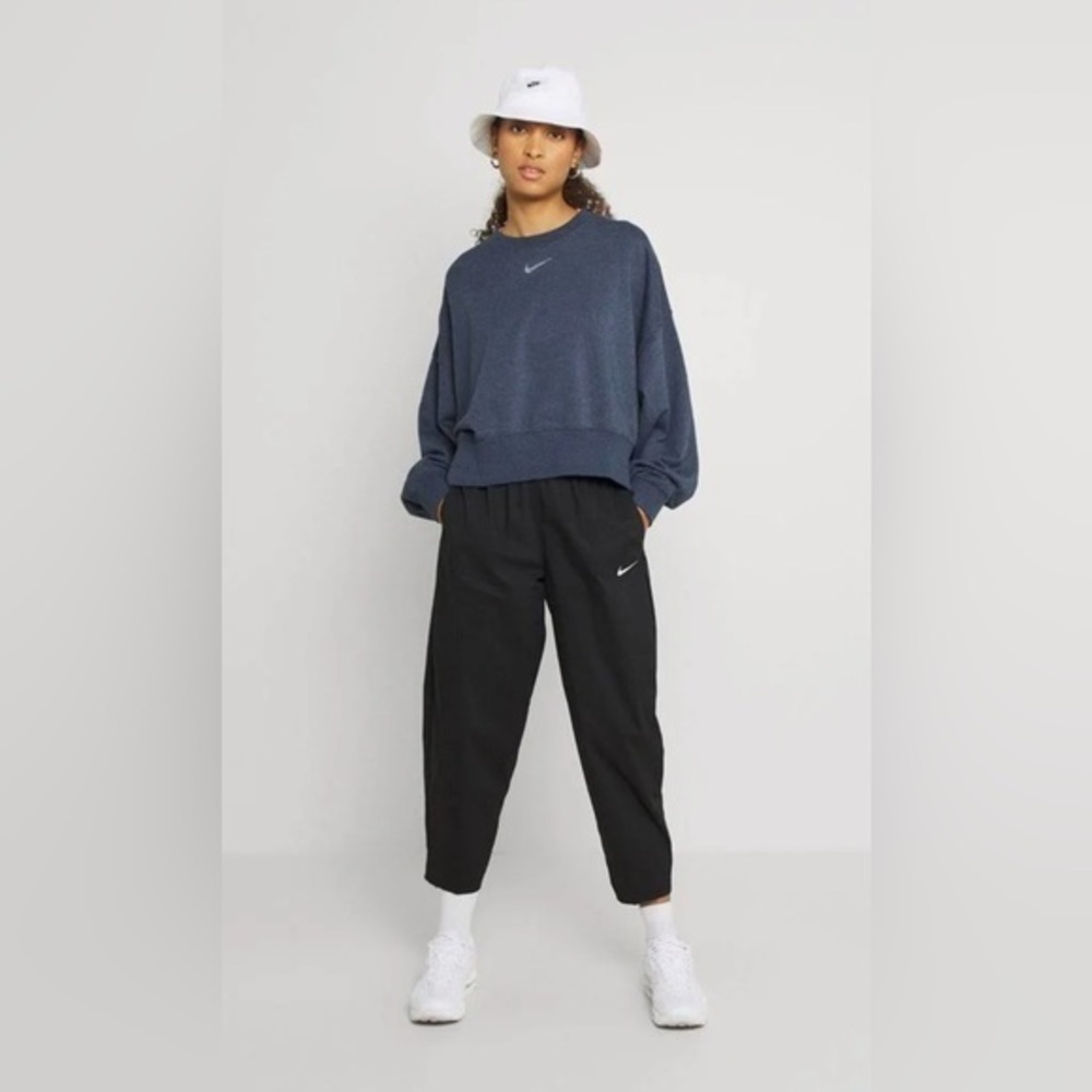 NIKE | Sportswear Essential Curve Pants black highrise Capri - size small
